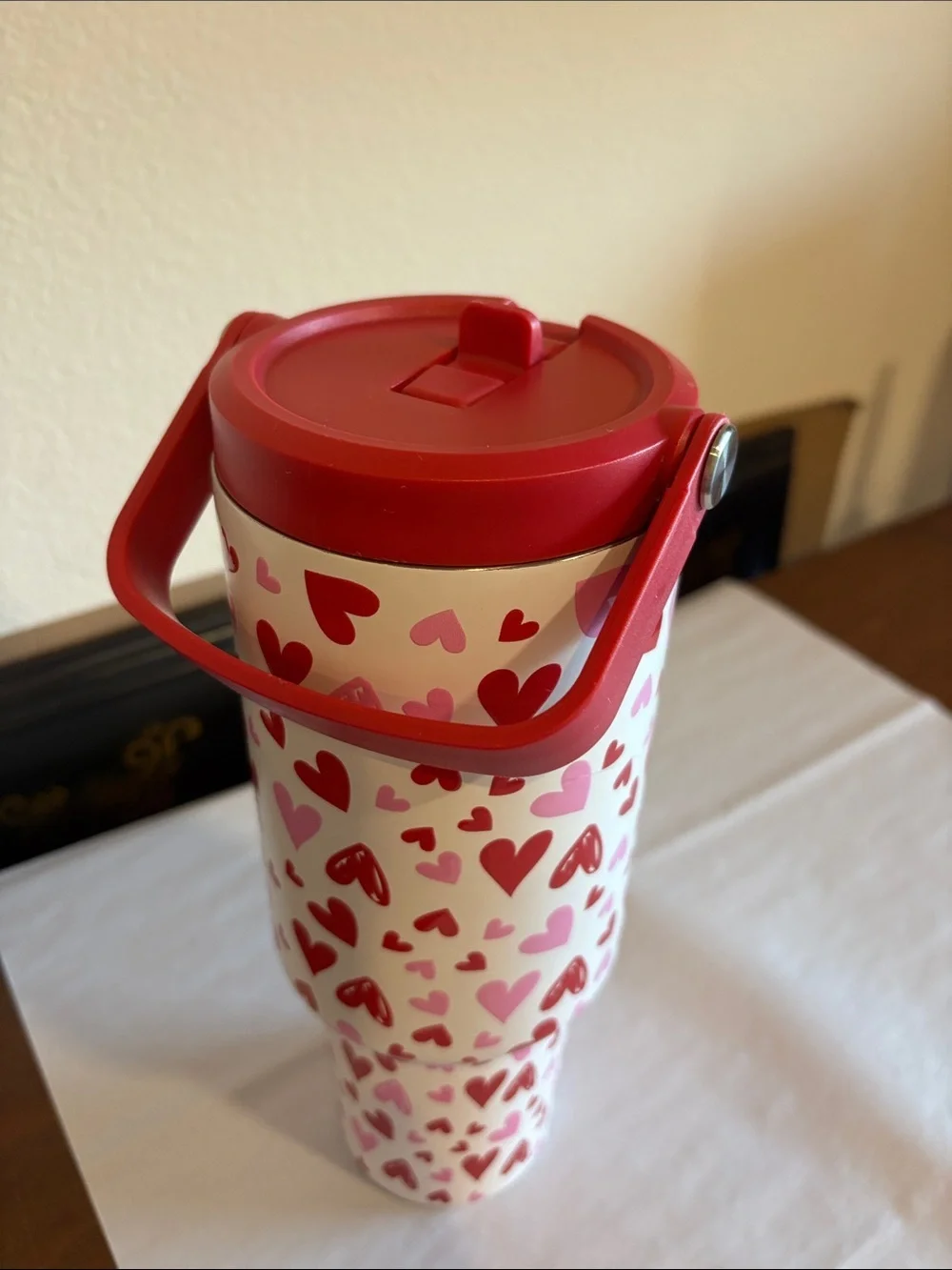 40 Ounces (1.18L) Tumbler Red & Pink Hearts lid has built-in handle and straw